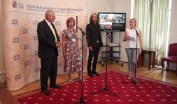 Information on handing over a petition to support biotronics to the Chamber...