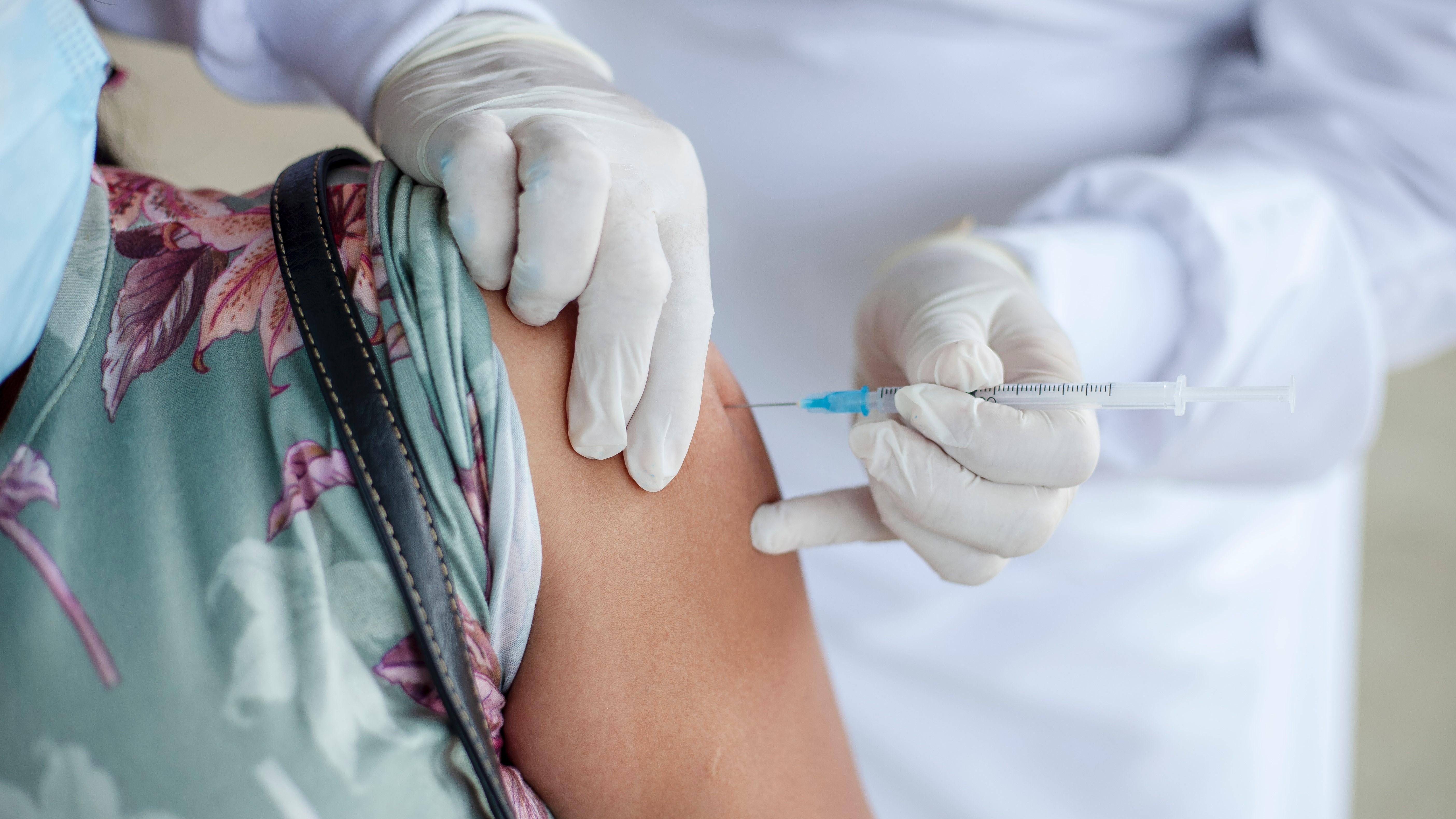 Garance odškodnění za újmu po očkování proti covidu-19 byla falešným vzbuzením důvěry