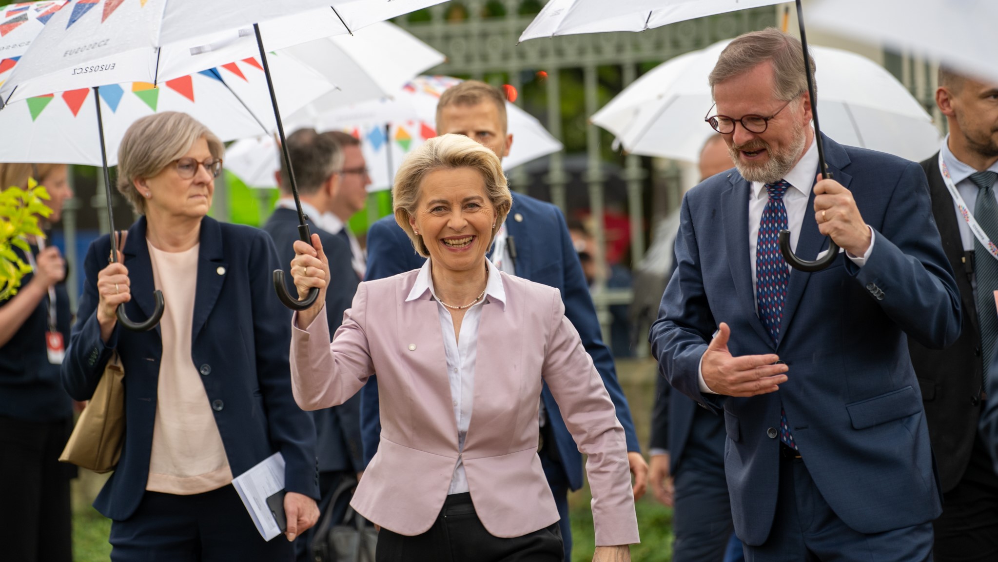 Předsedkyně Evropské komise Ursula von der Leyenová a premiér Petr Fiala jdou do litomyšlského zámku, 1. července 2022. (Vlada.cz)