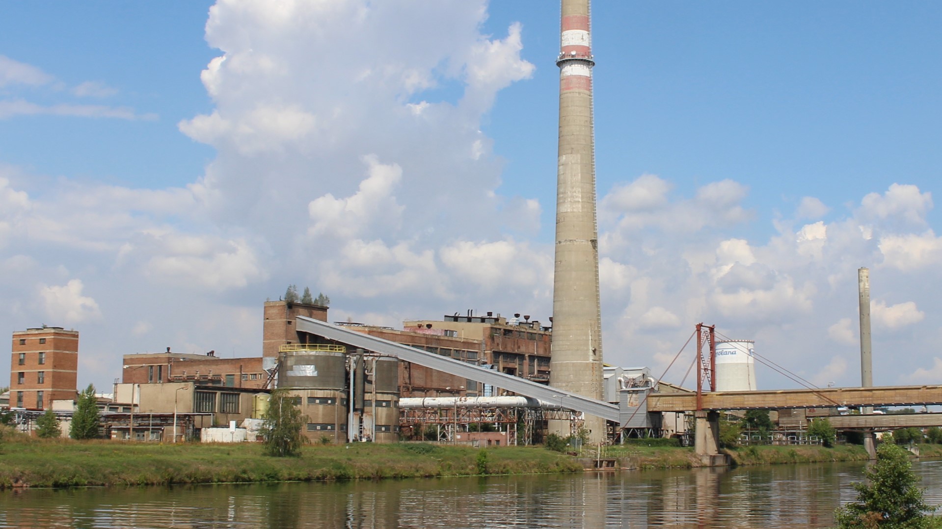 Pohled na Spolanu z druhého břehu Labe, Neratovice, 4. srpna 2019. (Hubert Kororo  CC BY-SA 4.0)