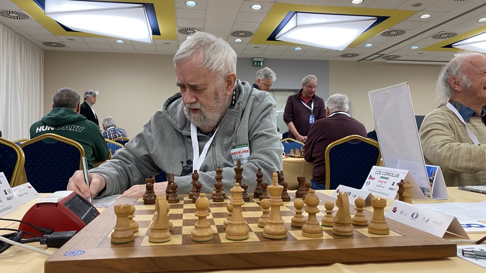 Pan Josef Přibyl před šachovou partií v závěru Mistrovství světa v šachu seniorských družstev