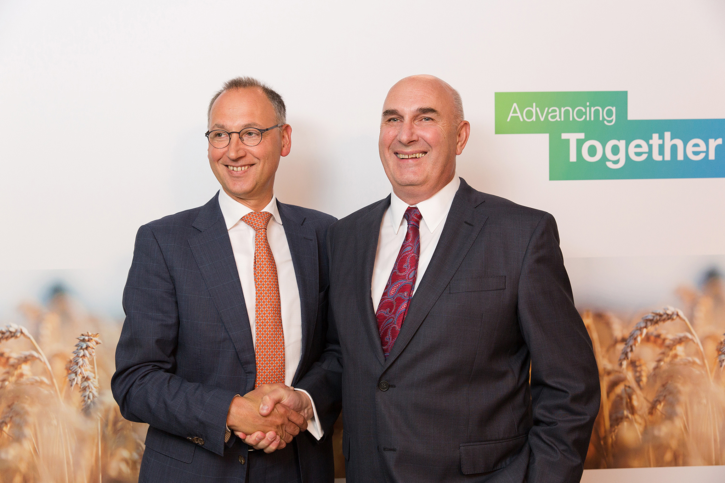 Werner Baumann (vlevo), výkonný ředitel Bayeru a Hugh Grant, předseda představenstva a generální ředitel Monsanto. (bayer.cz)
