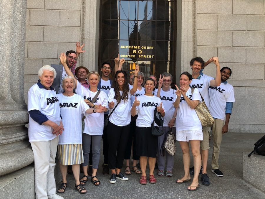 Members of Avaaz on the steps of the courthouse in New York. (avaaz.org)